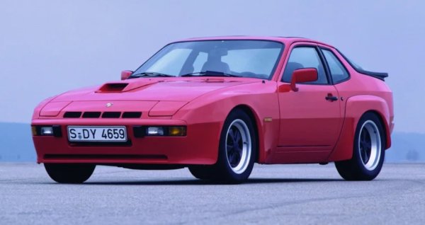 Може да не е толкова известен като повечето специални модели на Porsche, но 924 Carrera GT следва същата формула. Той е значително по-бърз от стандартния 924, по-малко удобен за шофиране и включва редица готови за състезания екстериорни промени.

Неговите широки калници на калниците и изпъкнала марка Carrera допринасят за класическия външен вид на състезателна кола, вакар да изглежда по-бърза отколкото е. Със сигурност не е и бавна, но с 210 конски сили, получени от неговия VW-4-цилиндров двигател, е далеч от първенците на своето време.
Правилата изискват Porsche да направи 400 бройки от автомобила, като Carrera GT се оказа по-голям хит в продажбите от стандартния 924. Повече от 250 екземпляра са купенипреди колата дори да влезе в производство.